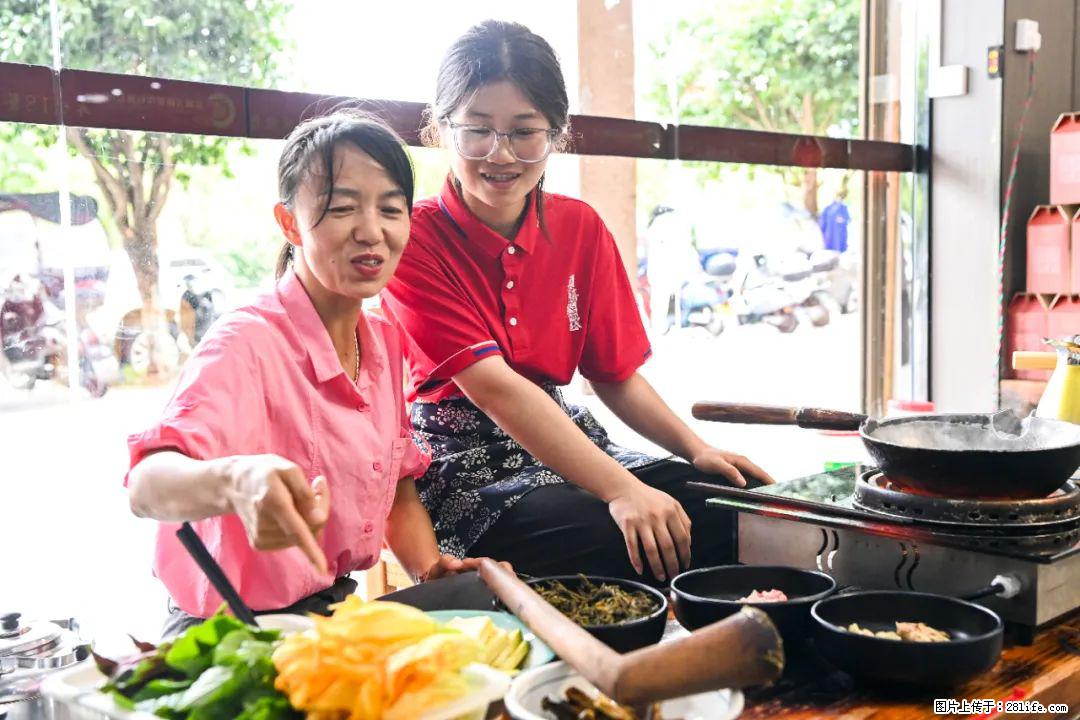 全网追的“扁担女孩”,找了一份暑假工,时薪12元 - 三门峡生活资讯 - 三门峡28生活网 smx.28life.com