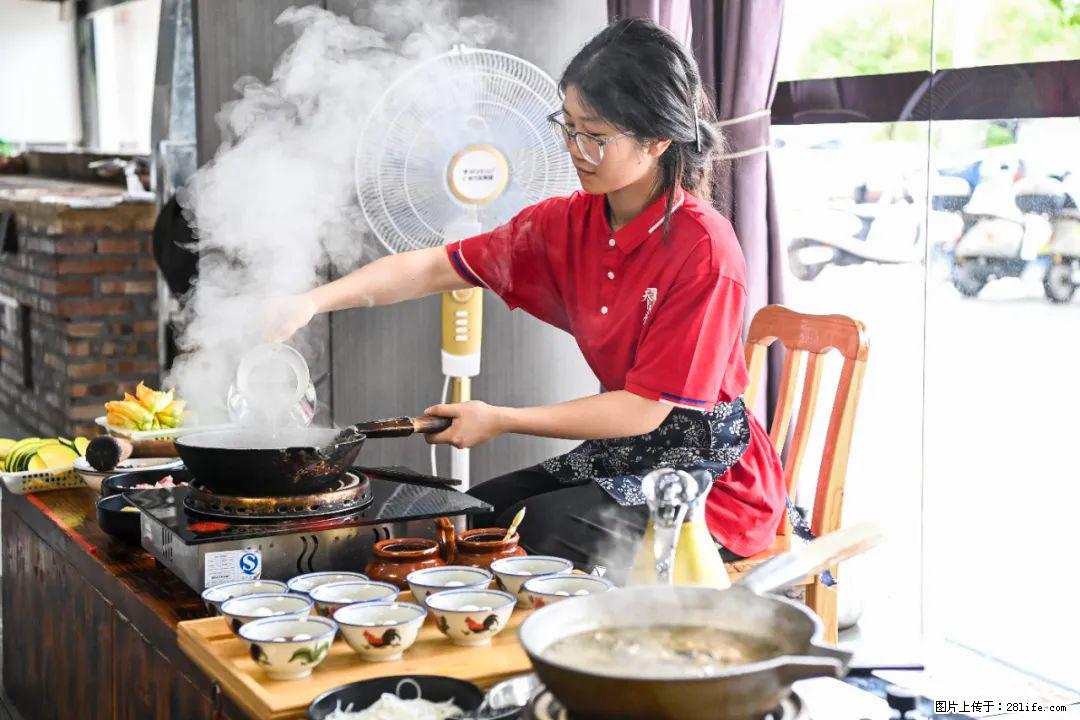 全网追的“扁担女孩”,找了一份暑假工,时薪12元 - 三门峡生活资讯 - 三门峡28生活网 smx.28life.com